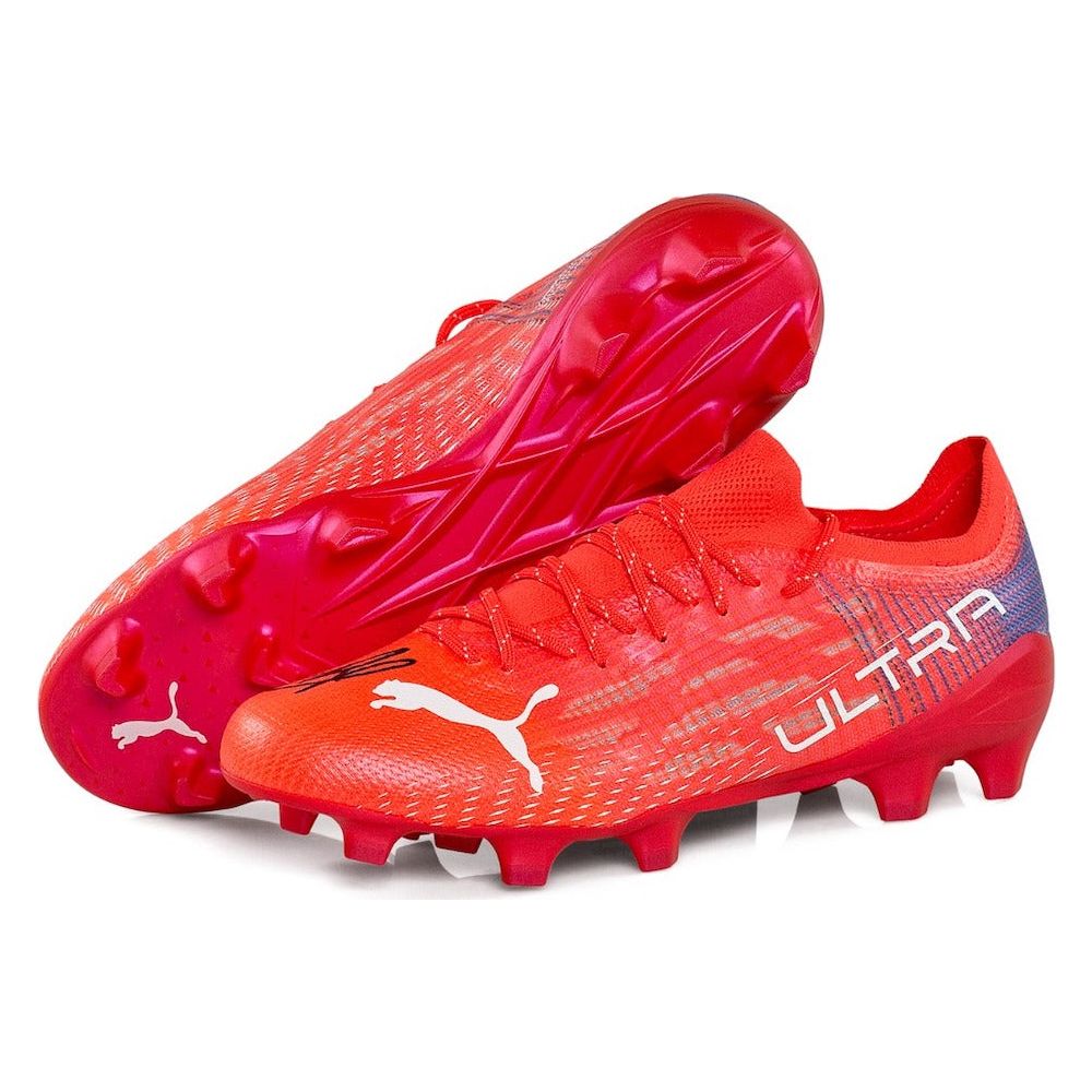 CHRISTIAN PULISIC Autographed Pink Puma Ultra 1.3 Cleats PANINI LE 25
