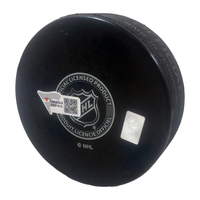 AUSTON MATTHEWS Autographed "2022 HART" Maple Leafs Logo Puck FANATICS