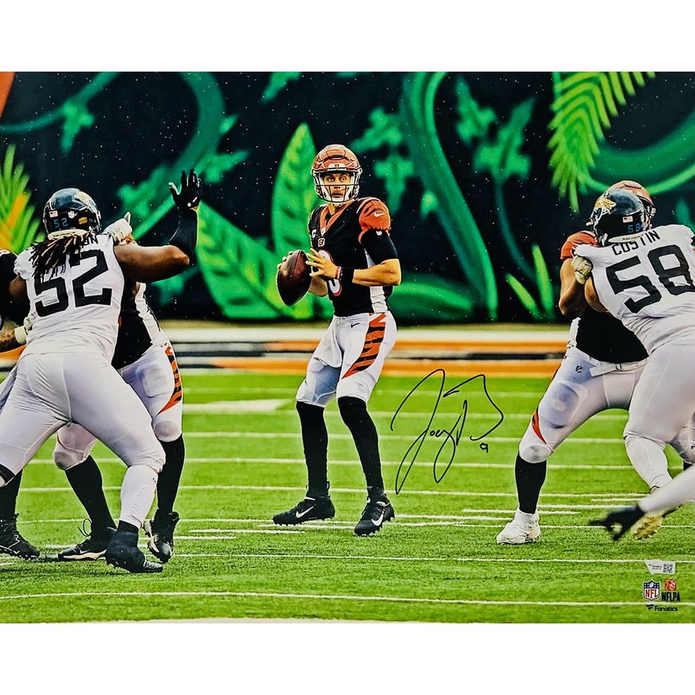 JOE BURROW Autographed Cincinnati Bengals In Pocket 16" x 20" Photograph FANATICS